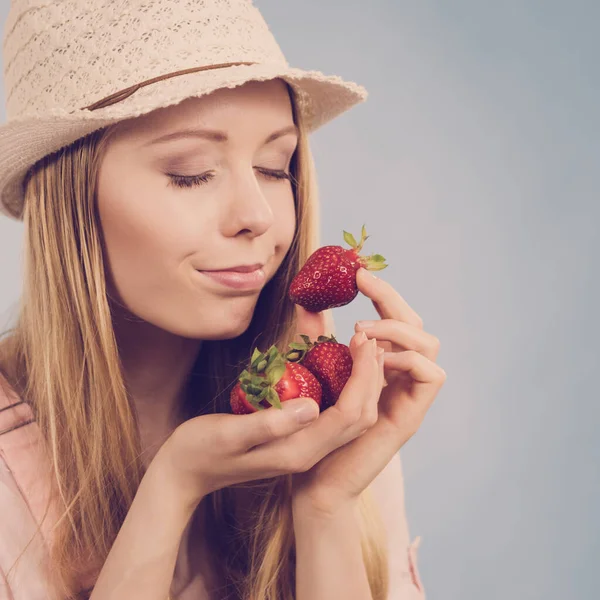 Young woman with fresh strawberry — Stock Photo, Image