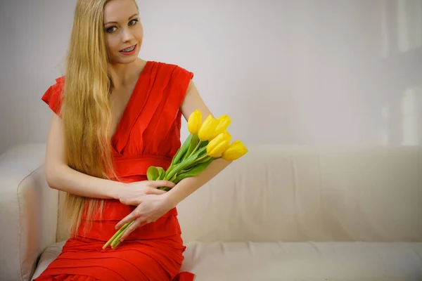 Pretty woman s bandou žluté tulipány — Stock fotografie