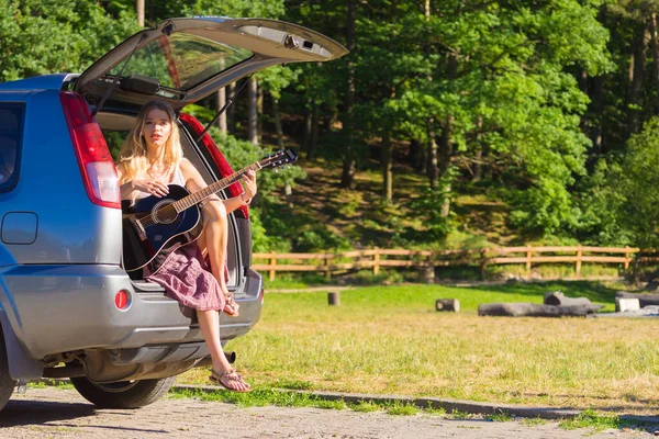 Hippie woman playing guitar in van car — Stock Photo, Image