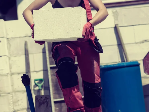 Vrouw die met airbricks werkt — Stockfoto