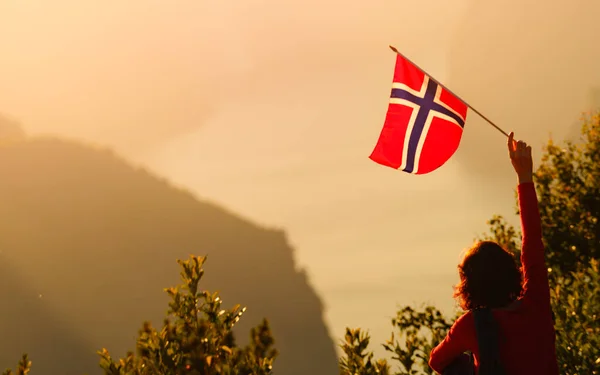 Turista desfrutar de vista fiorde no ponto de vista Stegastein Noruega — Fotografia de Stock