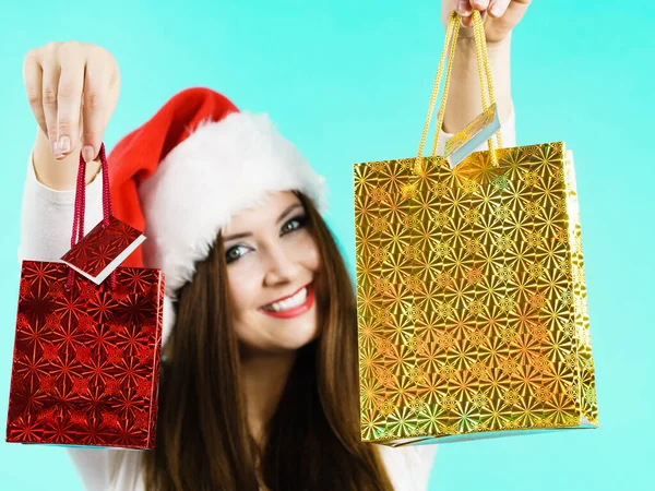 Happy Christmas kobieta trzyma prezenty torba — Zdjęcie stockowe
