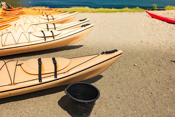 Kayaks en la orilla del agua . — Foto de Stock
