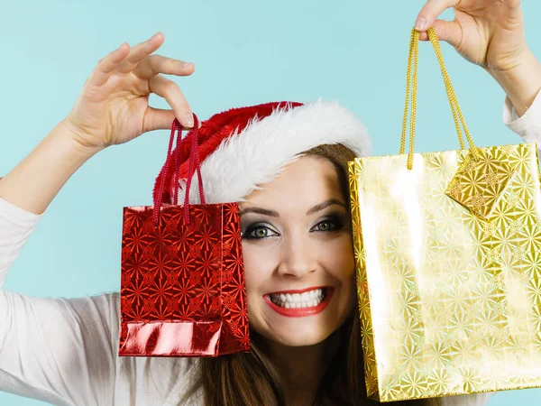 Frohe Weihnachten Frau hält Geschenktüte — Stockfoto