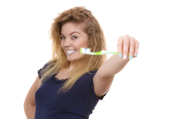 Mulher escovando dentes de limpeza — Fotografia de Stock