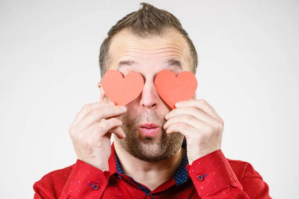 Homem apaixonado por corações nos olhos — Fotografia de Stock