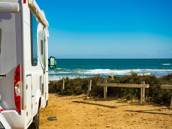 Mobil Camper di pantai, berkemah di alam — Stok Foto