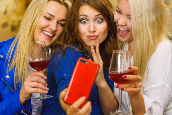 Дівчата в паб-клубі роблять власне фото з телефоном — стокове фото