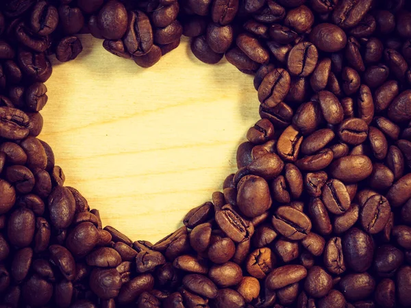 Chicchi di caffè torrefatto a forma di cuore — Foto Stock