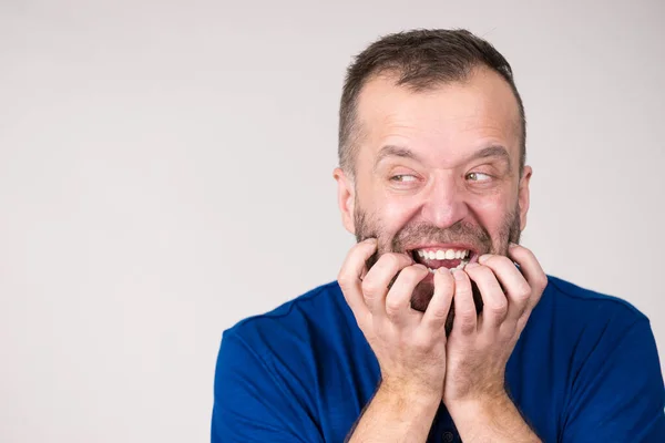 Hombre mordiéndose las uñas —  Fotos de Stock