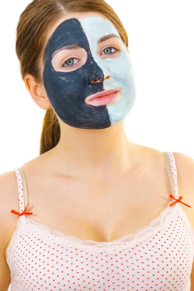 Chica con máscara de barro blanco negro en la cara — Foto de Stock