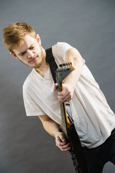 Hombre jugando en la guitarra eléctrica — Foto de Stock