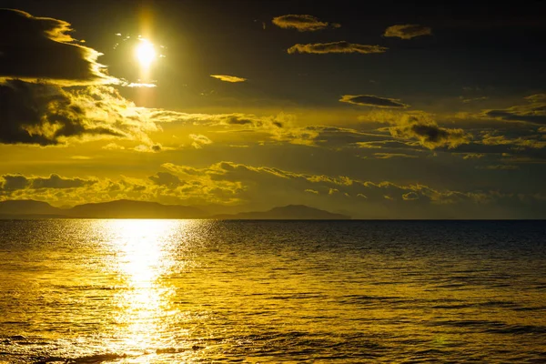 Solnedgång eller soluppgång över havsytan — Stockfoto