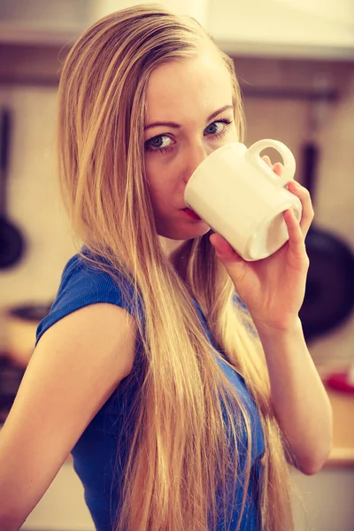 Femme tenant une tasse de thé de café — Photo