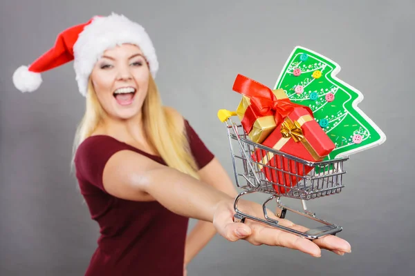 Santa vrouw met winkelwagentje met giften van Kerstmis — Stockfoto