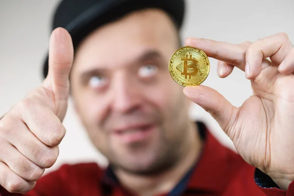 Hombre que tiene moneda bitcoin — Foto de Stock