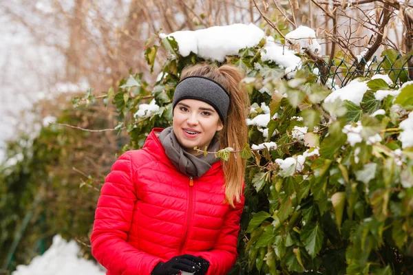 Mujer usando ropa deportiva durante el invierno — Foto de Stock