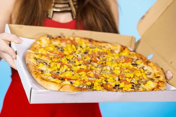 Grande pizza fresca na caixa, junk food — Fotografia de Stock