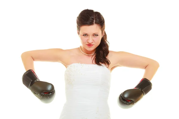 Mariée portant une robe de mariée et des gants de boxe — Photo