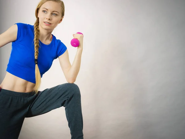 Tonåriga kvinna träna hemma med hantel — Stockfoto
