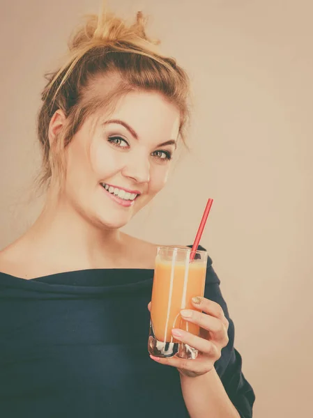 Mujer feliz sosteniendo jugo de naranja fresco —  Fotos de Stock