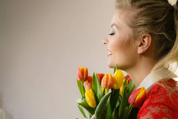 Woman holding bouquet of tulips flowers — Stock Photo, Image