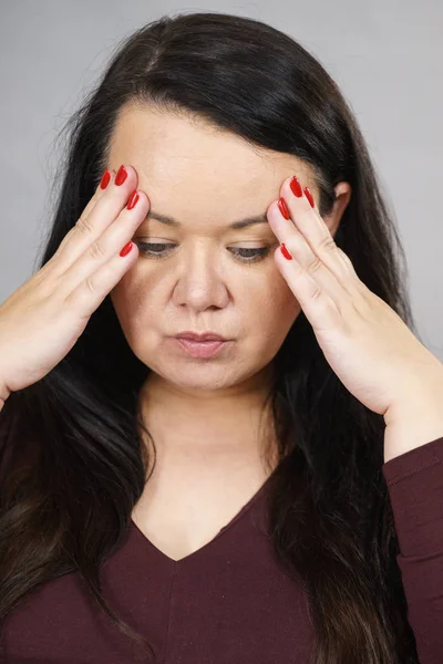 Endişeli kadın having olanlardan baş ağrısı — Stok fotoğraf