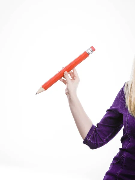 Main féminine tient grand crayon rouge — Photo