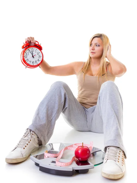 Žena držící apple, měřicí pásky a hodiny — Stock fotografie
