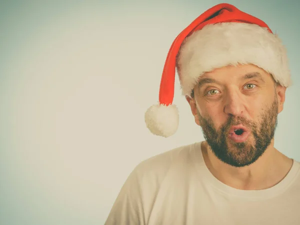 Здивований чоловік у капелюсі Санта Клауса — стокове фото