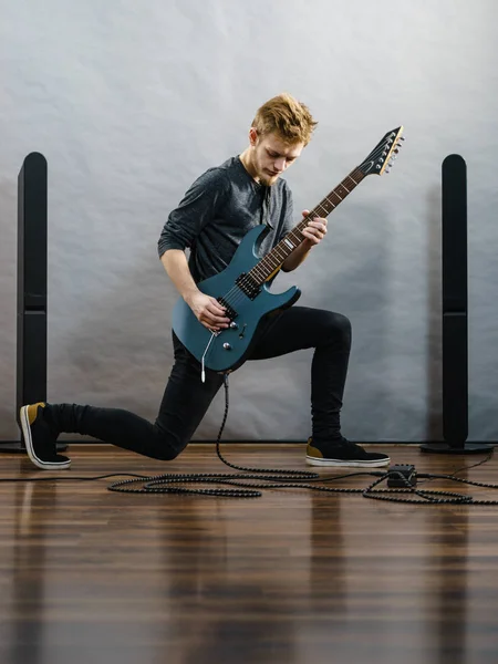 Jonge man spelen elektrische gitaar — Stockfoto