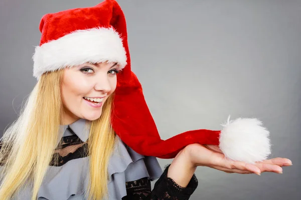 Щасливі жінка, що носить капелюх помічник Діда Мороза — стокове фото