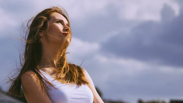 Chica relajante al aire libre disfrutando de la luz solar — Foto de Stock