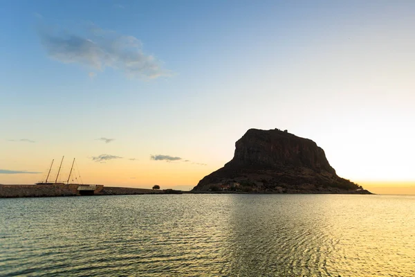 Isla de Monemvasia por la mañana, Grecia — Foto de Stock