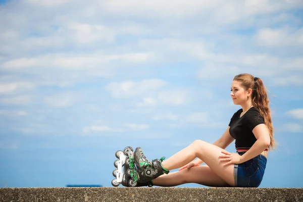 Gelukkig jong vrouw dragen rolschaatsen — Stockfoto