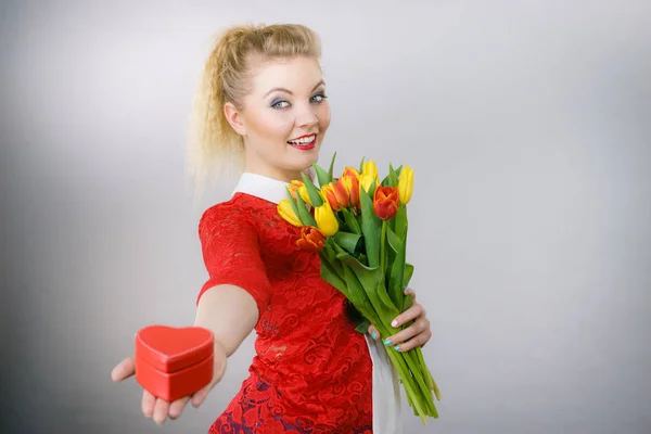 Mujer sosteniendo tulipanes y regalo — Foto de Stock