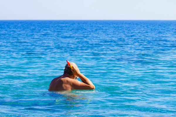 Man med snorkling röret i havet — Stockfoto