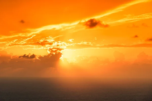 Západ slunce nad mořskou hladinou — Stock fotografie