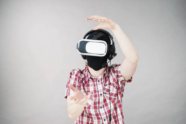 Gamer homem vestindo VR — Fotografia de Stock