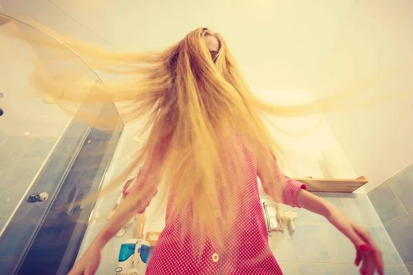 Frau mit langen blonden Haaren — Stockfoto