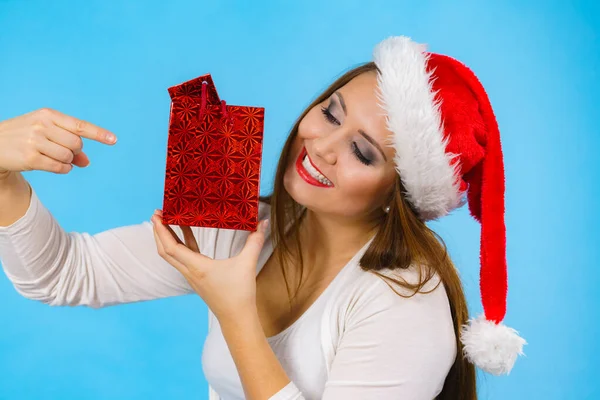 Щаслива Різдвяна жінка тримає подарунковий пакет — стокове фото