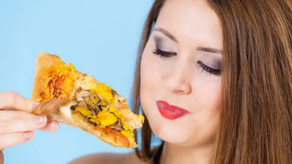 Жінка їсть шматочок гарячої піци — стокове фото