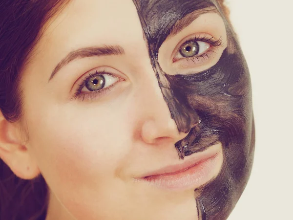 Femme avec masque carbo noir sur le visage — Photo