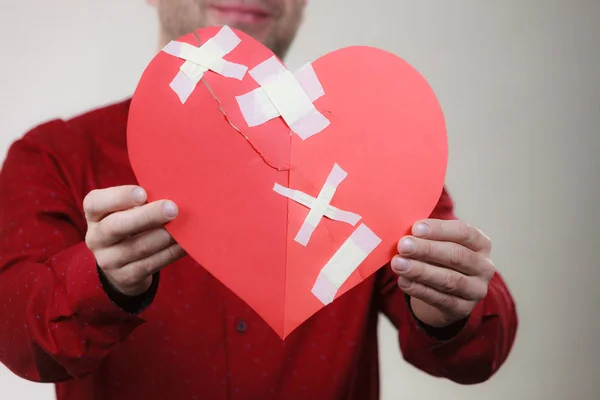 Muž držící zlomené srdce. Heartbreak — Stock fotografie