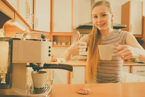 Femme dans la cuisine faisant du café à partir de la machine — Photo