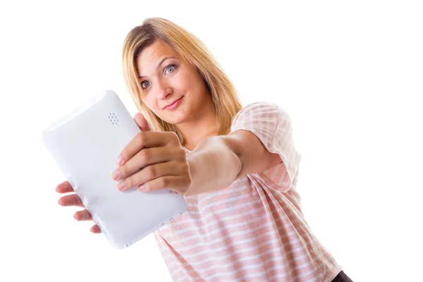 Vrouw nemen zelf foto met tablet — Stockfoto