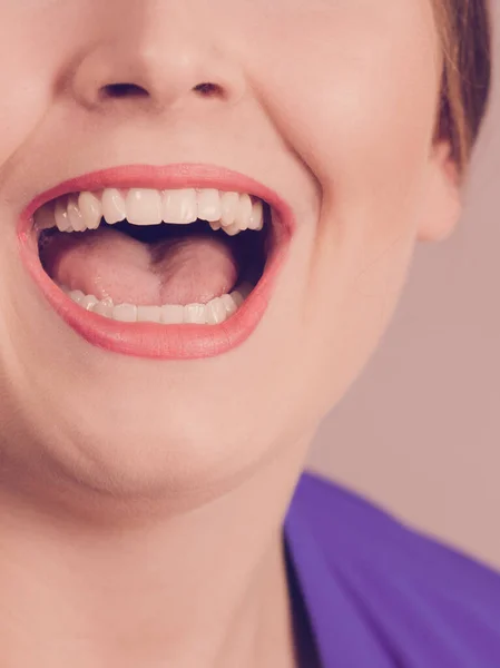 Mulher com dentes brancos e sorriso de batom vermelho — Fotografia de Stock