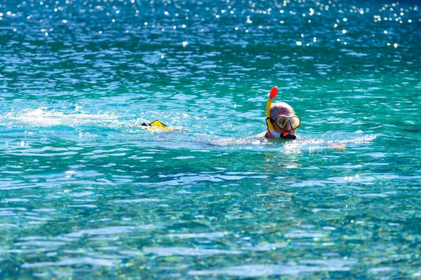 Man med snorkling röret i havet — Stockfoto