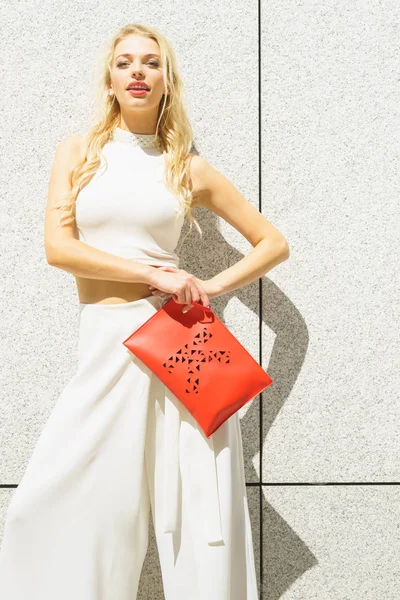 Kırmızı el çantası ile moda kadın beyaz kıyafeti — Stok fotoğraf