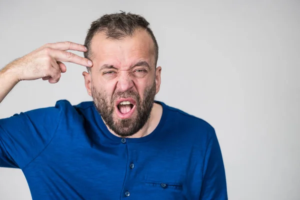 Gekke man met handwapen. — Stockfoto